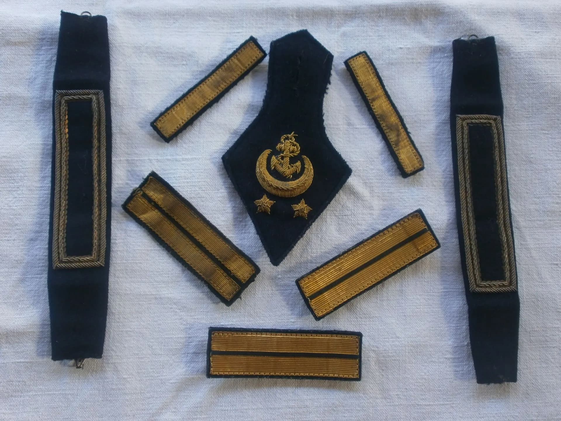 casquette, insignes et ceinturon d'un administrateur colonial - 6