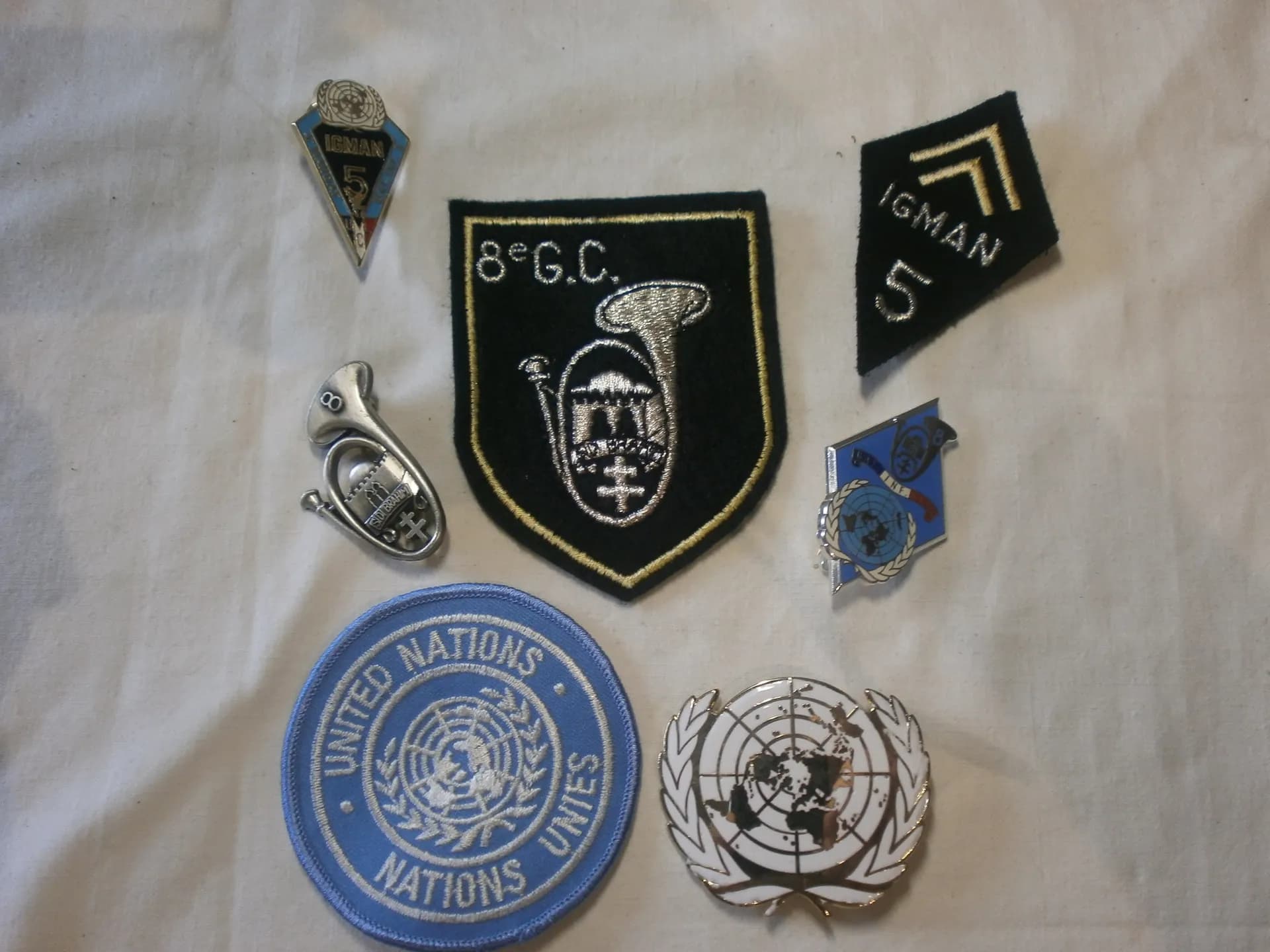 lot d'insignes du 8e groupe de chasseurs en Ex-Yougoslavie - 1