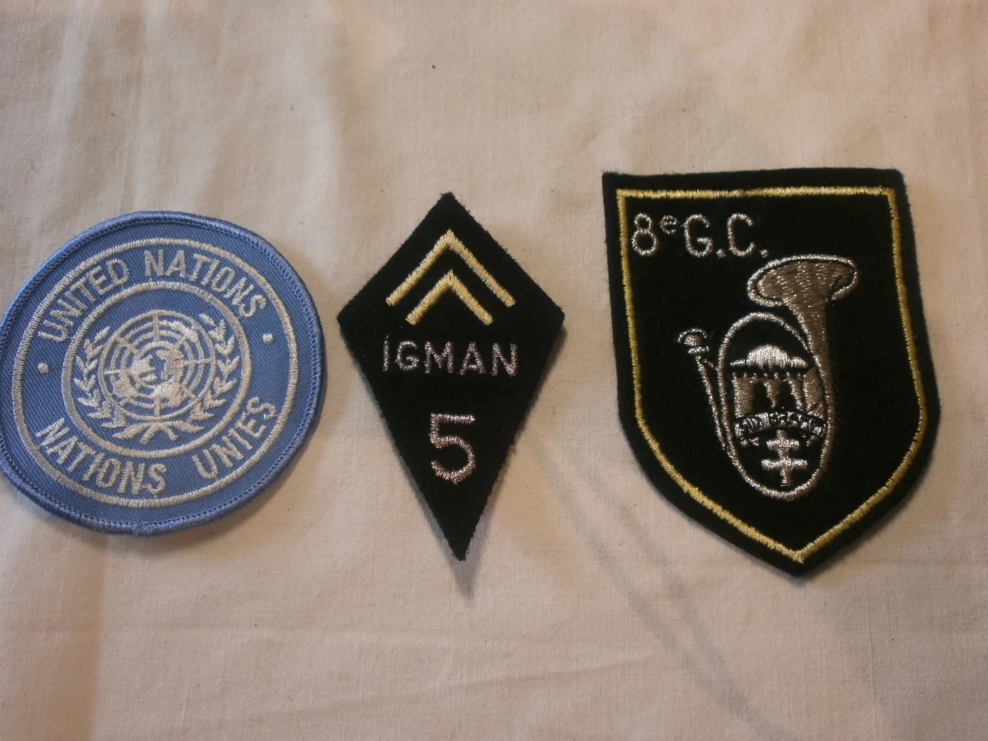 lot d'insignes du 8e groupe de chasseurs en Ex-Yougoslavie - 2