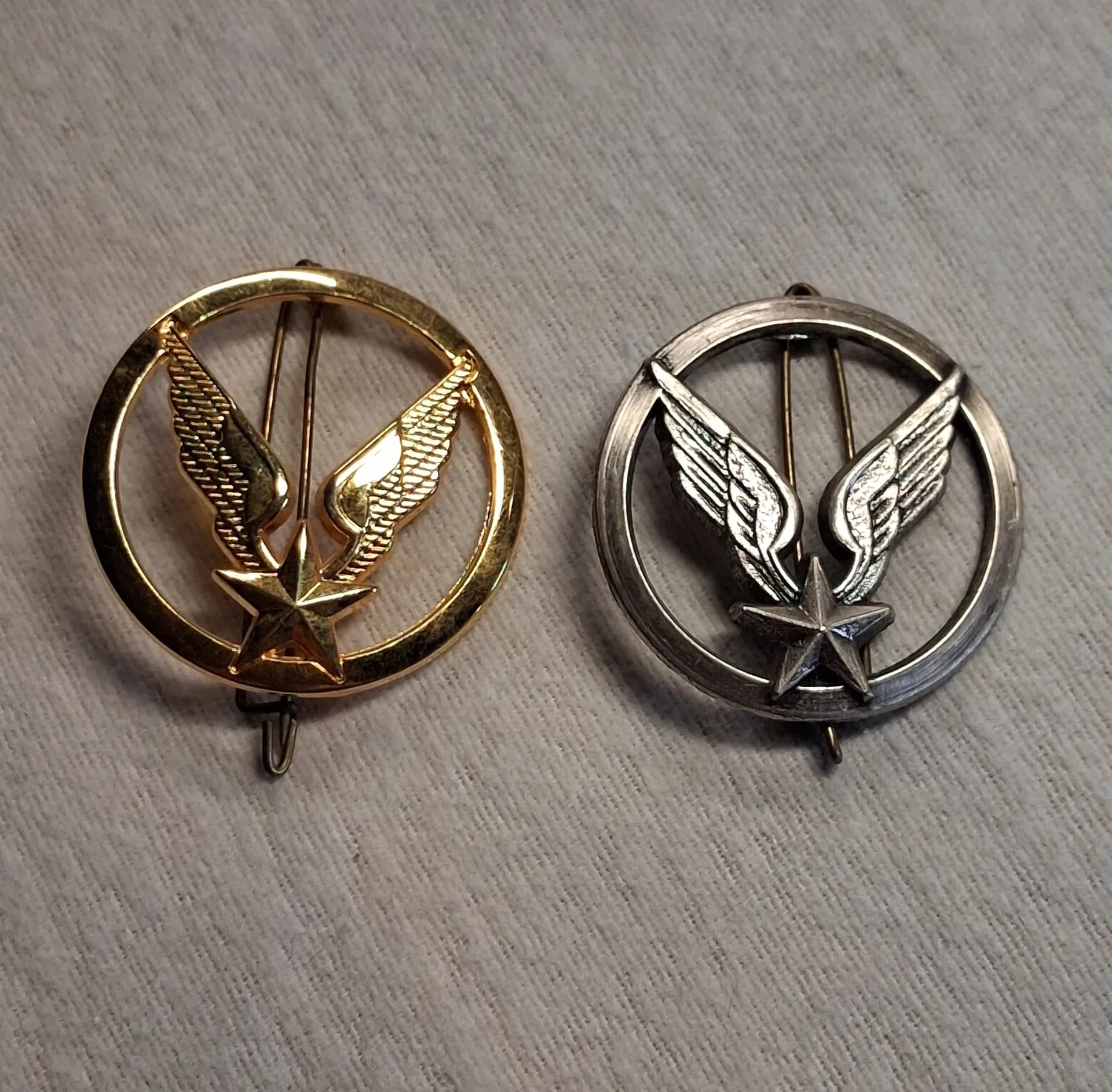2 insignes de béret ALAT. Or et argent - 1