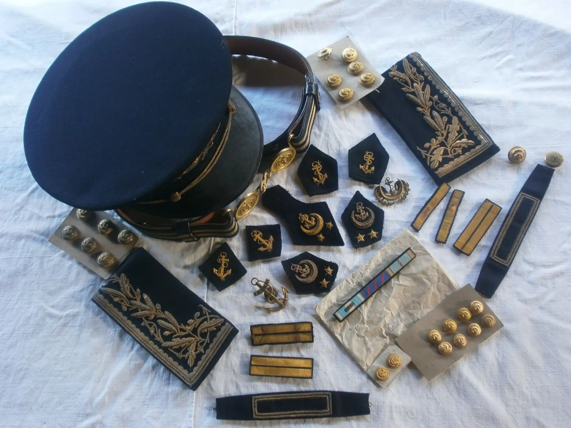 casquette, insignes et ceinturon d'un administrateur colonial - 1