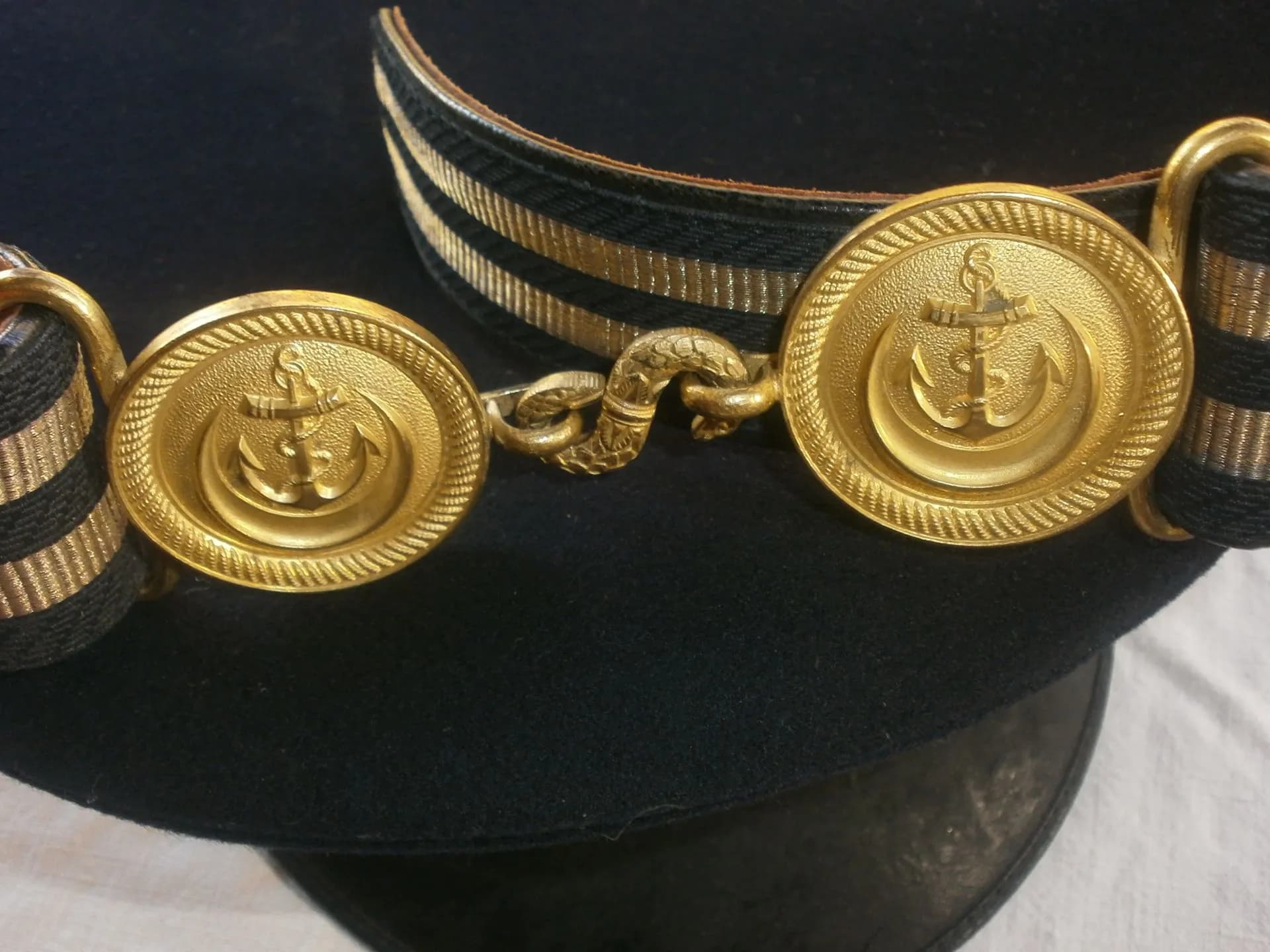 casquette, insignes et ceinturon d'un administrateur colonial - 8