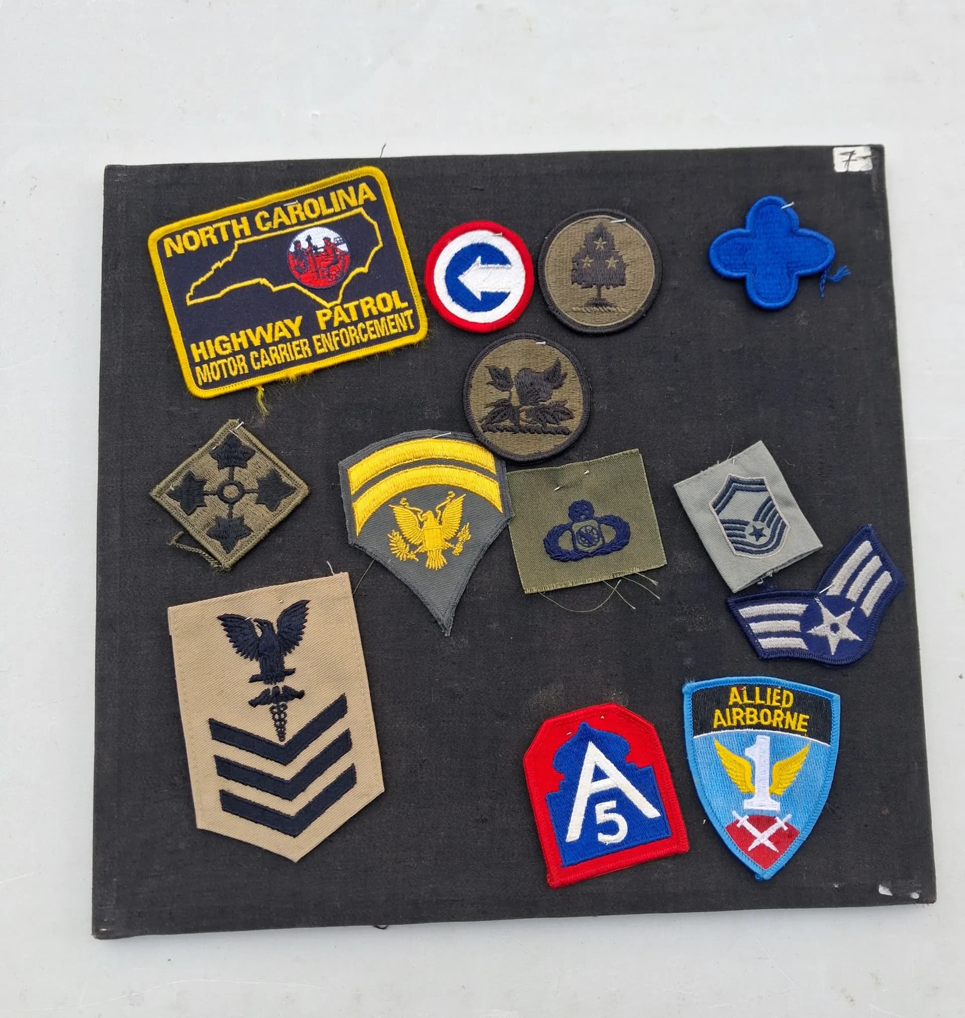 Lit de plus de 300 insignes tissés  - 2