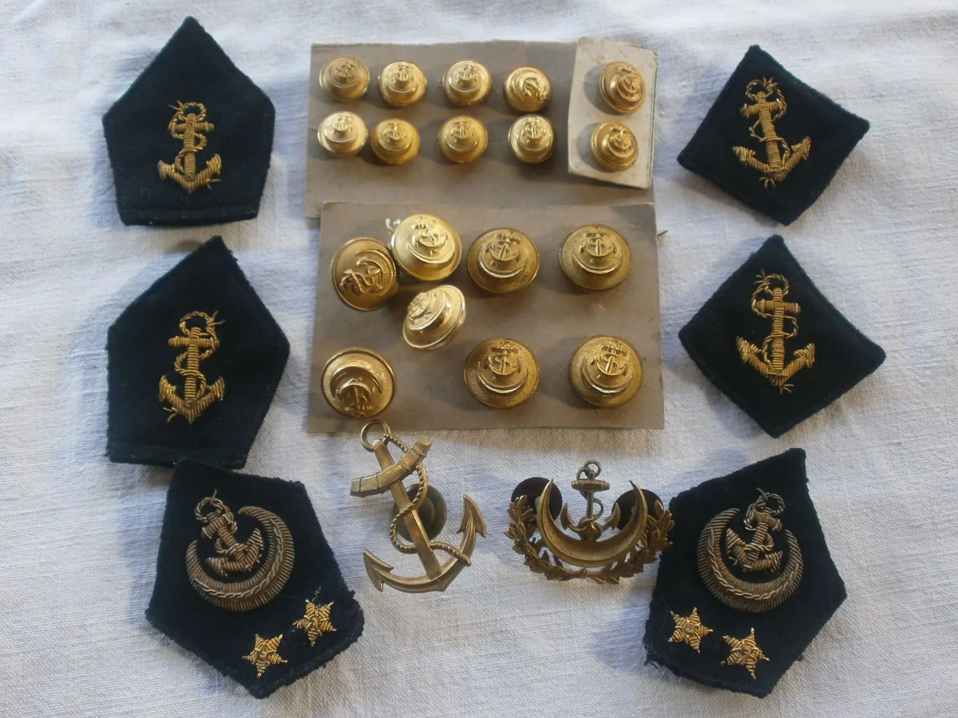 casquette, insignes et ceinturon d'un administrateur colonial - 5