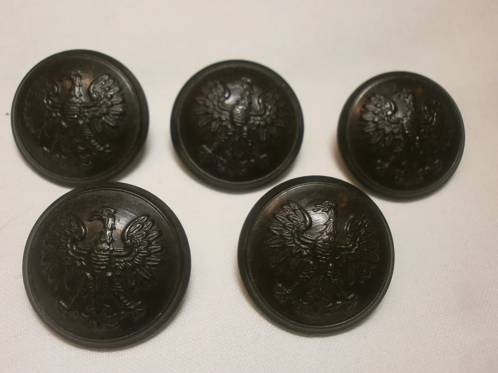 5 boutons polonais en plastique marron foncé - 1