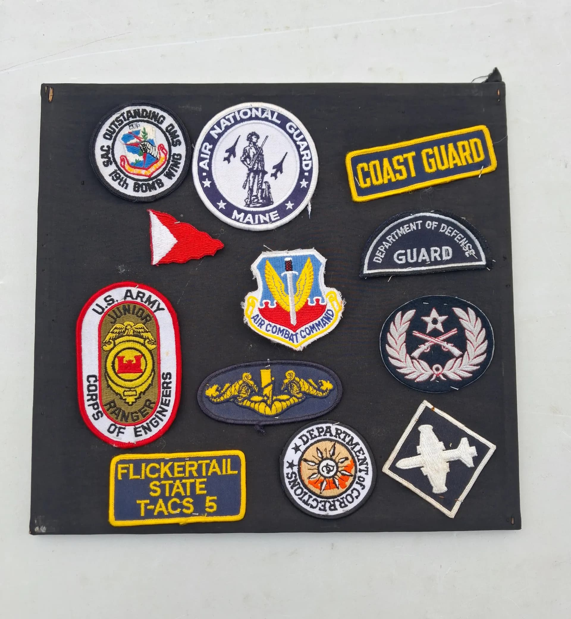 Lit de plus de 300 insignes tissés  - 4
