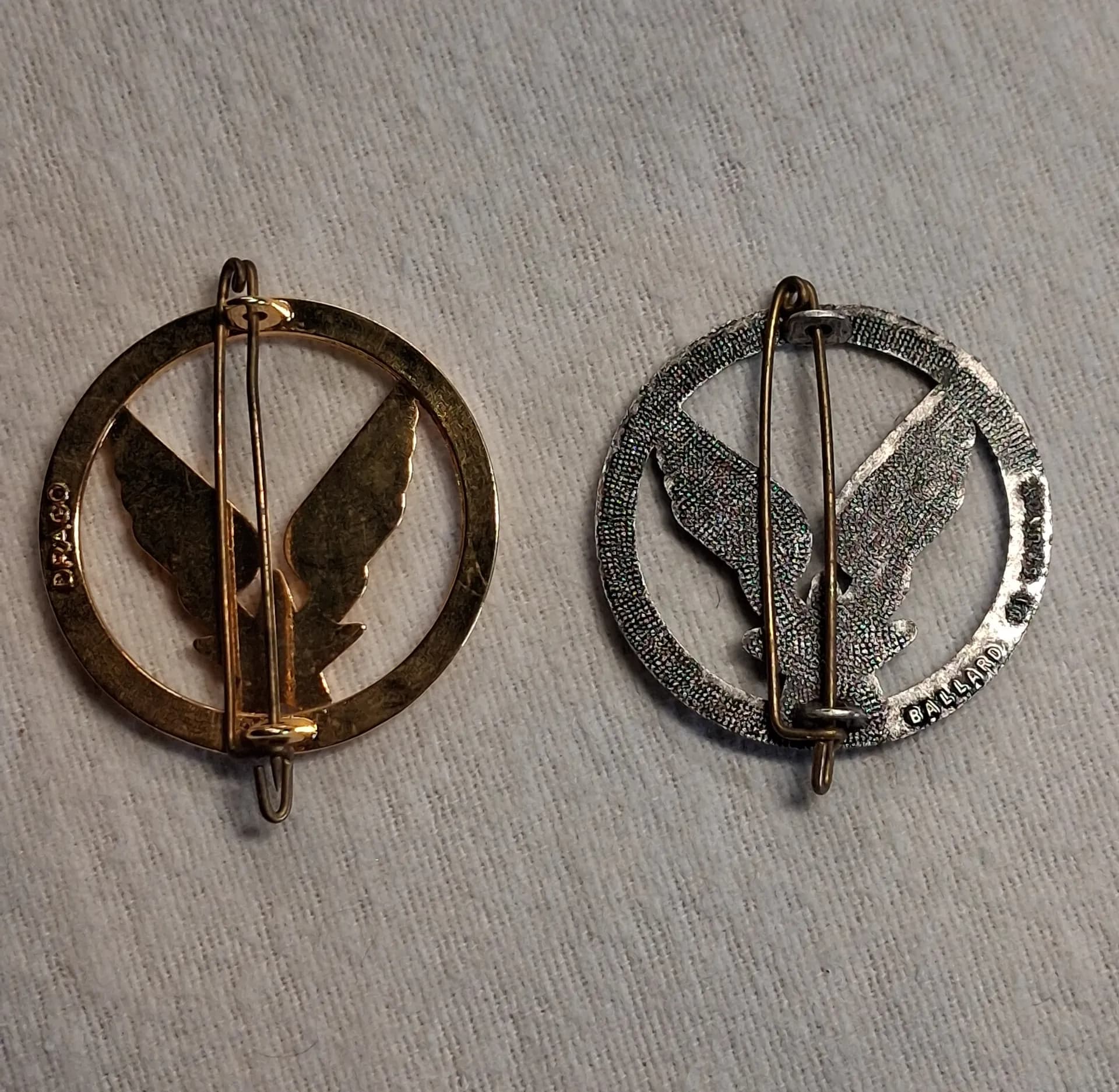 2 insignes de béret ALAT. Or et argent - 2