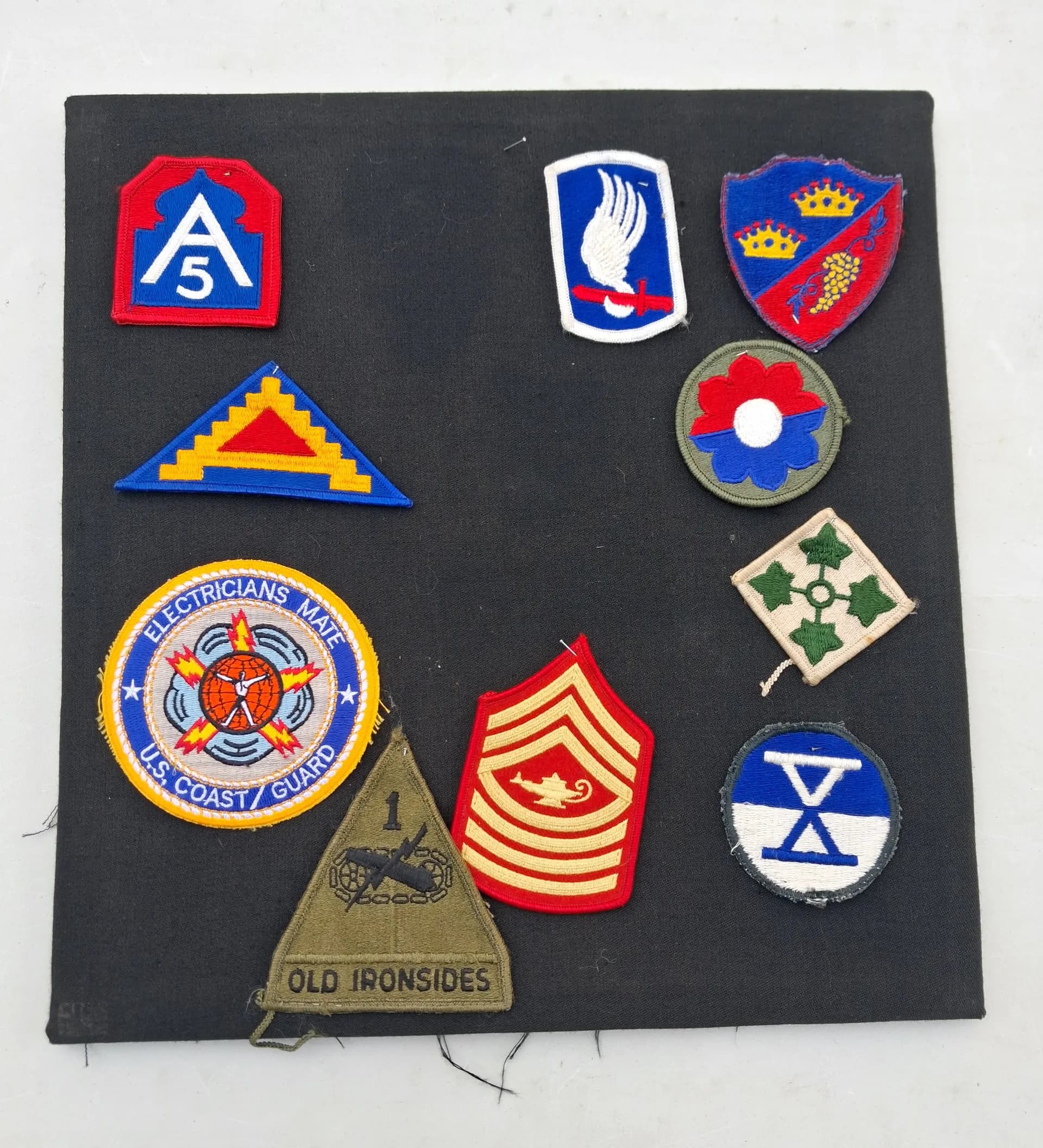 Lit de plus de 300 insignes tissés  - 6