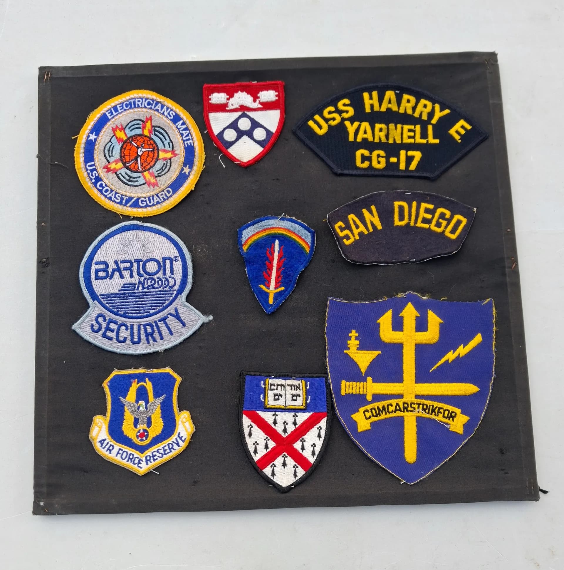 Lit de plus de 300 insignes tissés  - 1