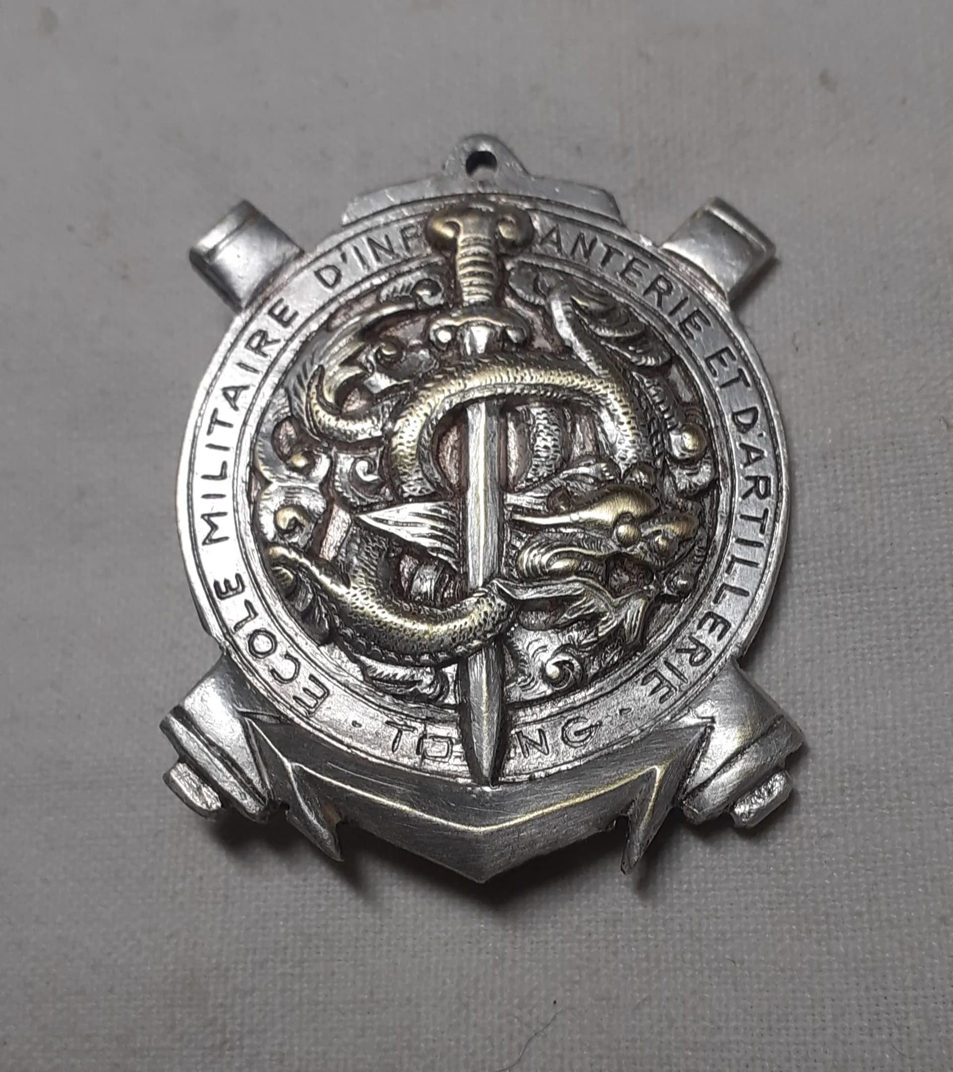 Retirage numéroté de l insigne de l école d' infanterie et d'artillerie de Tong - 1