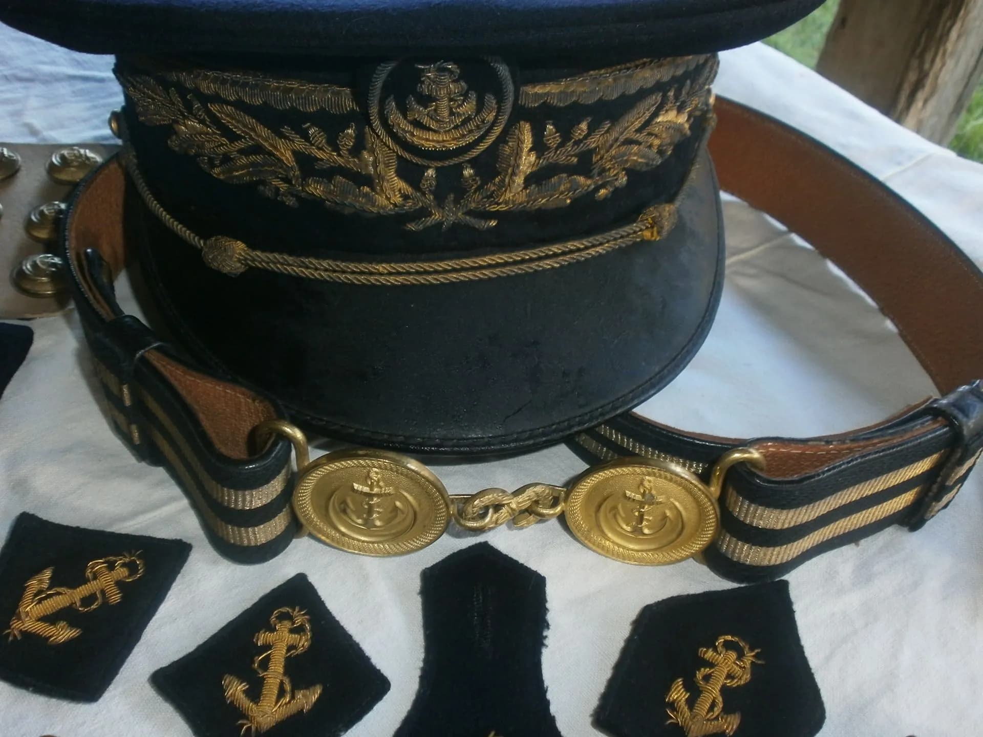 casquette, insignes et ceinturon d'un administrateur colonial - 2