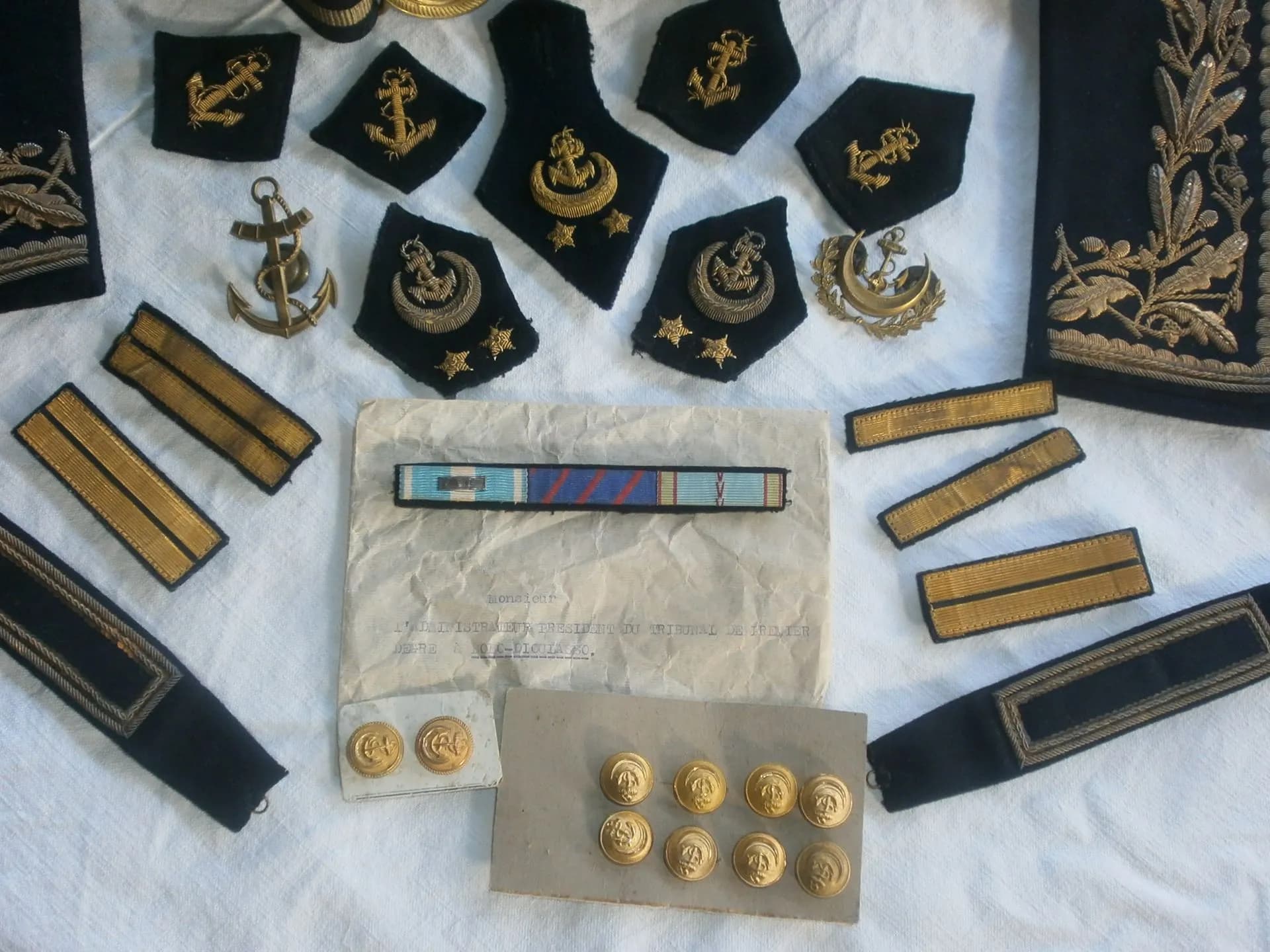 casquette, insignes et ceinturon d'un administrateur colonial - 4