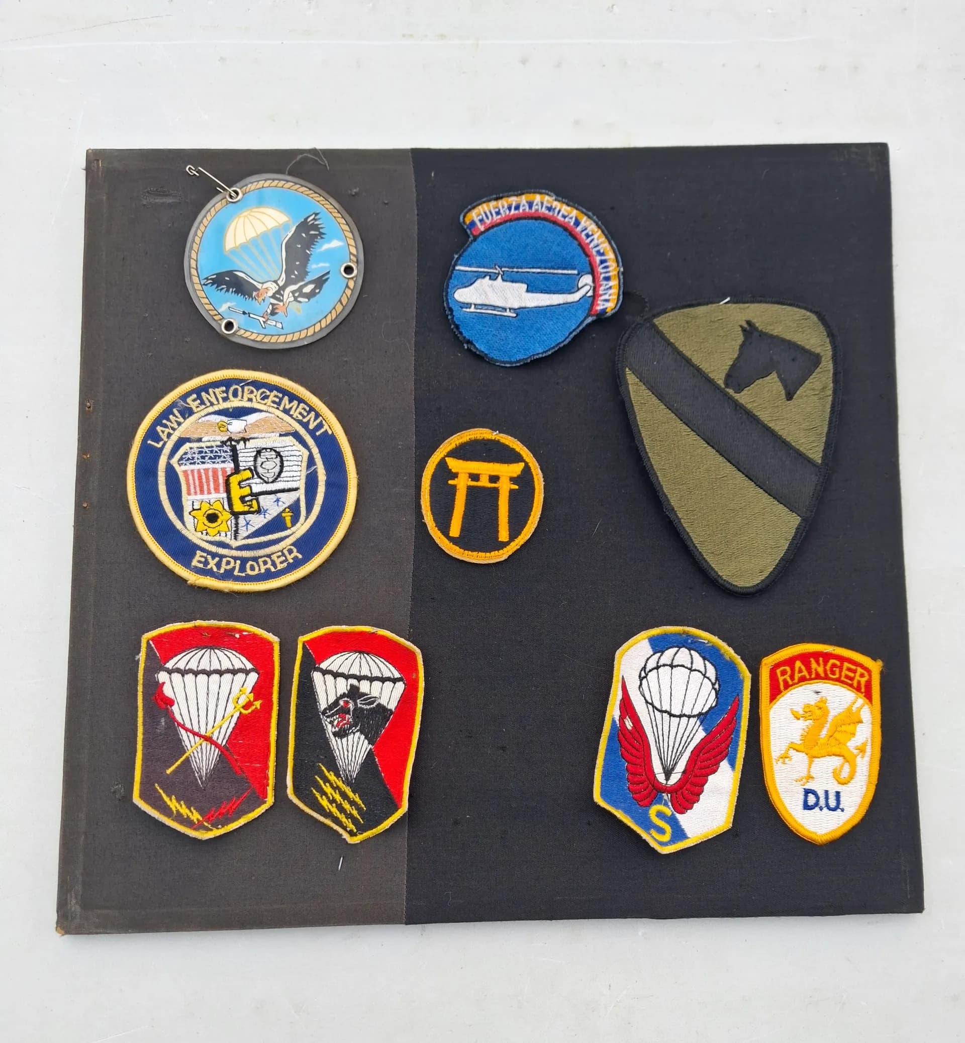 Lit de plus de 300 insignes tissés  - 5