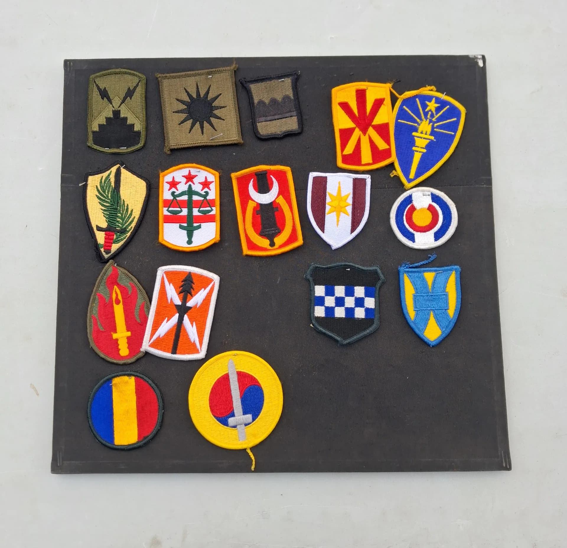 Lit de plus de 300 insignes tissés  - 3