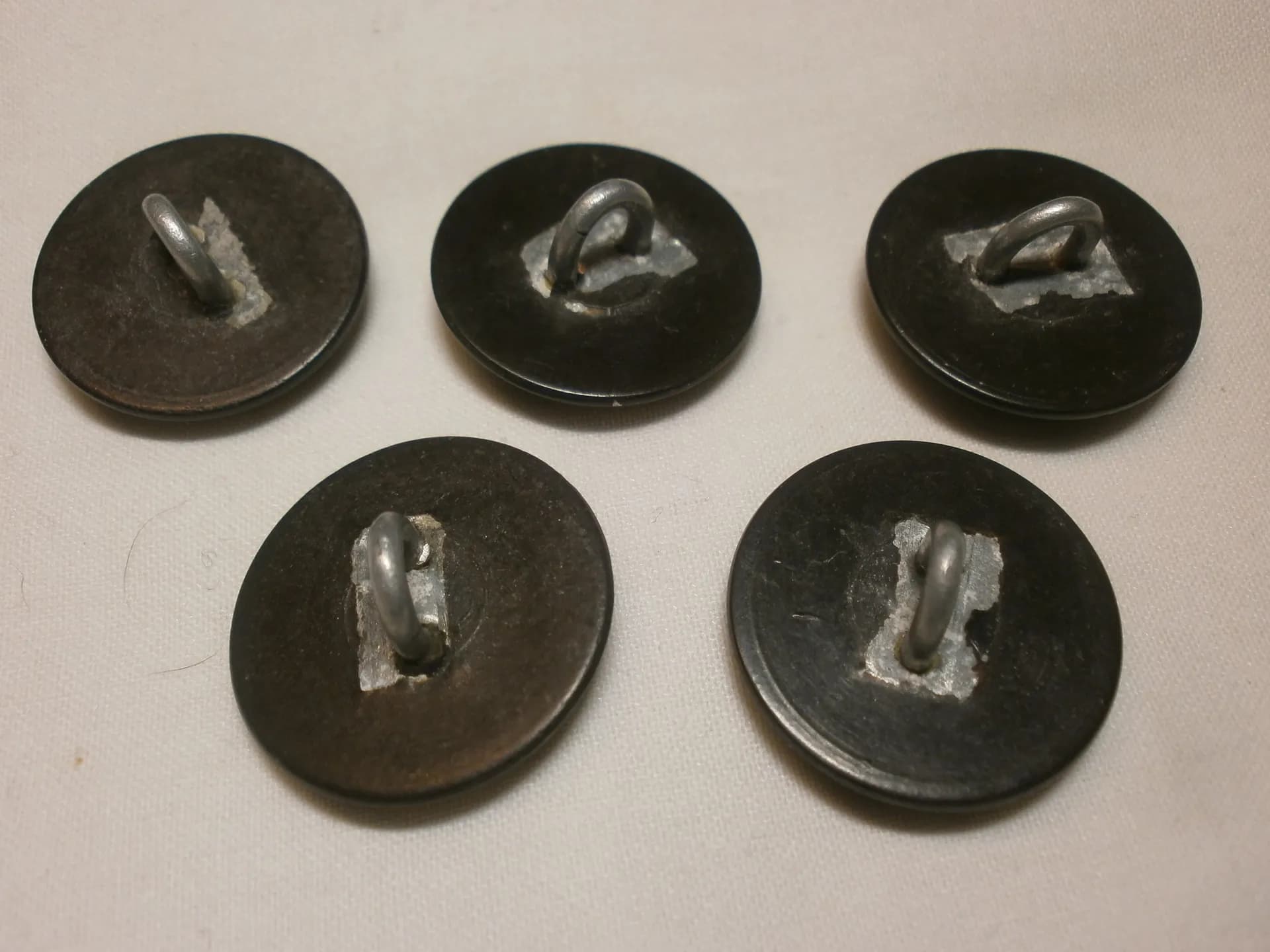 5 boutons polonais en plastique marron foncé - 3