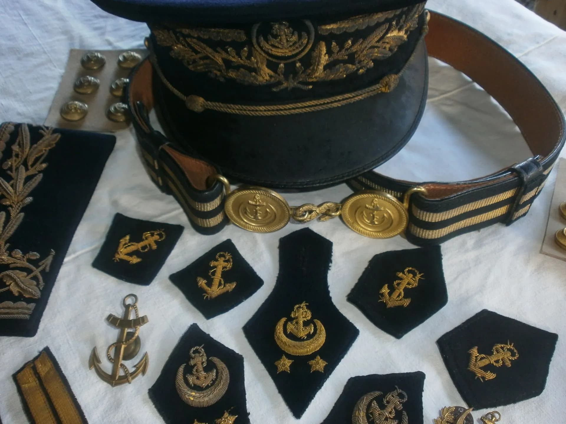 casquette, insignes et ceinturon d'un administrateur colonial - 3